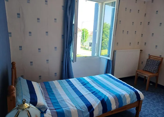 9 Guests - Pet Friendly In Rural West France بيت للعطل