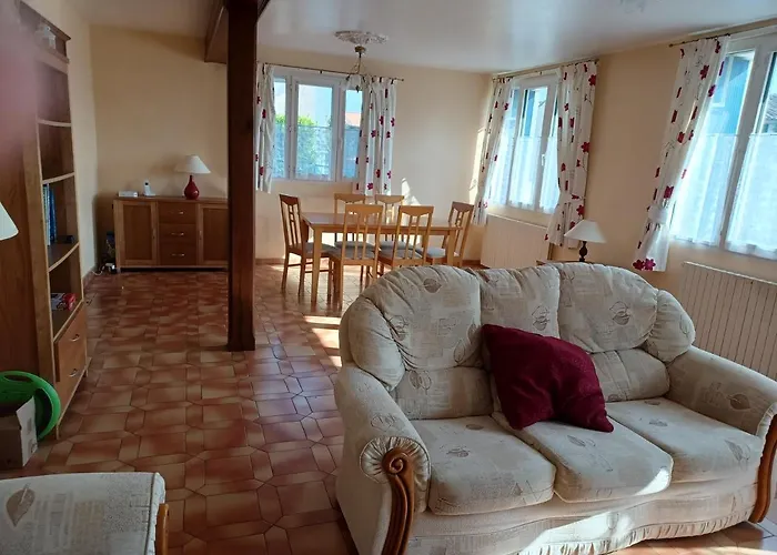 9 Guests - Pet Friendly In Rural West France بيت للعطل